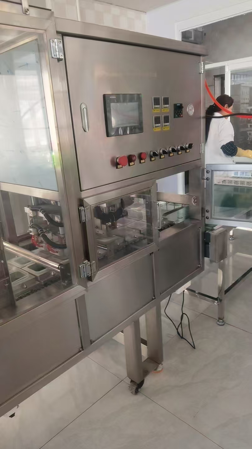 全自动无菌灌装机（由前端制备机灭菌完通过无菌管道输送入无菌灌装机内-4链式）